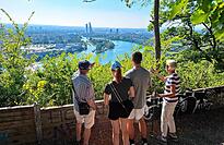Das Aussichtsplateau auf dem Hornfelsen bietet einen &uuml;berragenden Ausblick &uuml;ber den Rhein hinweg in die Schweiz.