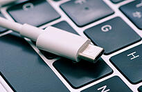 Das USB-C wird das Standard-Ladekabel f&uuml;r alle elektronischen Kleinger&auml;te. Ab Fr&uuml;hjahr 2026 gilt das auch f&uuml;r Laptops.