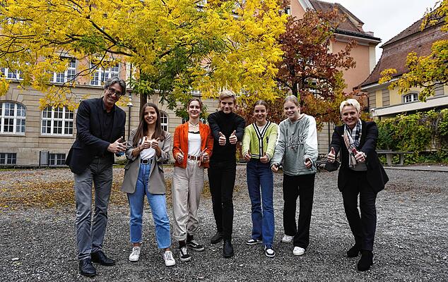 Daumen hoch für die neugegründete Schülergenossenschaft: von links Schulleiter Patrick Hartleitner, Lilli Schneider, Helena Zantl, Fabian Lichtenauer, Filippa Voss und Charlotte Brandes sowie Sabine Meister, Vorstand der Volksbank Konstanz, die als Partner die neue Schülergenossenschaft unterstützt.
