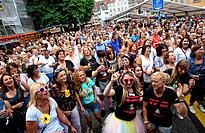 Wenn eine Band auf dem Weinfest spielt ist immer Stimmung vor der Bühne.