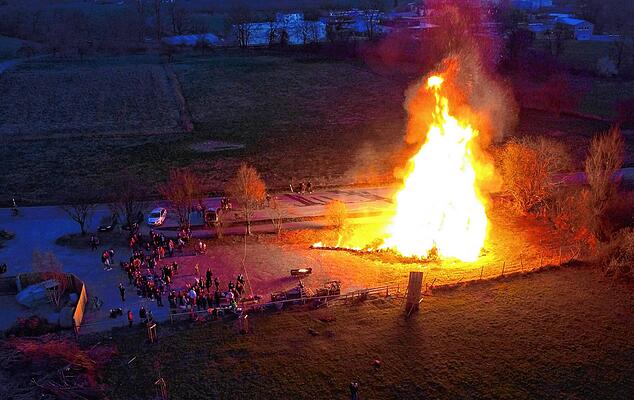 Das Funkenfeuer in Mühlhofen im vergangenen Jahr: Dieses Jahr wird es dort wieder eine Bewirtung und mit Sicherheit deutlich mehr Zuschauer geben.