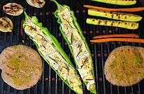 Eine vegetarische Alternative sind die gefüllten Paprika mit Fladenbrot. Sie lassen sich auch auf einem Elektrogrill zubereiten. Fotos: AOK
