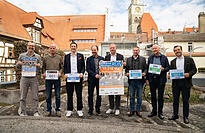 (von links): Organisator Markus Dufner, Joost Teelen (La Cucina), Markus Ott (Volksbank Überlingen), Jürgen Jankowiak (Überlingen Marketing und Tourismus GmbH), Oberbürgermeister Jan Zeitler, Christopher Kammerer (Kammerer Medical Group), Clemens Fleischmann (Randegger Ottilien-Quelle) und Leonard Wilhelmi (Klinik Buchinger Wilhelmi).