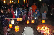 Jedes Jahr am 11. November ziehen Kinder mit ihren Laternen durch die Straßen. In manchen Haushalten kommt Gans auf den Tisch. Bild: Archiv