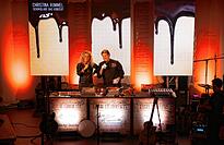 Christina Rommel (links) gibt ein „Schokoladenkonzert“ mitsamt Schoko-Mädchen und Chocolatier.