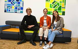 Fabian Lichtenauer, Helena Zantl und Lilli Schneider sind stolz auf das neue Suso-Schulcafé &bdquo;Amandus&ldquo;.