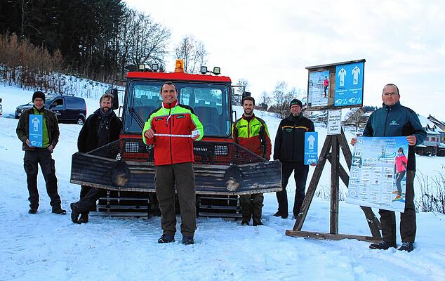 Jahrzehntelange Erfahrung und drei große Bullis sorgen im Winter fürs Langlaufvergnügen: Unterkirnachs Werkhofleiter Manfred Riehle und Fahrer Sebastian Lenzner, der stellvertretende VS-Forstamtsleiter Roland Brauner, Fahrer Daniel Seemann und Revierleiter Christoph Vögele sowie Vöhrenbachs Revierleiter Alfred Heinzelmann (v.l.).