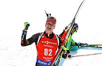Benedikt Doll (SZ Breitnau) bejubelt mit der Becker-Faust seinen WM-Titel bei der IBU Biathlon WM Hochfilzen 2017 &ndash; Sprint Herren.