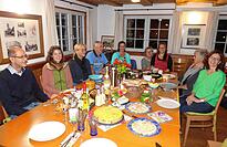 Die Idee für &bdquo;Z´ämme esse&ldquo; hatte Ina Burkhardt (3. von rechts). An jedem ersten Donnerstag im Monat, auch in den Ferien, trifft man sich im Mesnerhaus und tafelt miteinander.