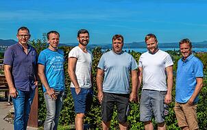 Matthias Keller, Tobias Jörg, Maximilian Meissner, Clemens Blum, David Wehrle und Mathias Rückert sind die Inhaber der Reichenauer Gärtnersiedlung in Singen. Sie haben erst kürzlich in ein Biomasse-Heizwerk investiert um noch nachhaltiger zu werden.