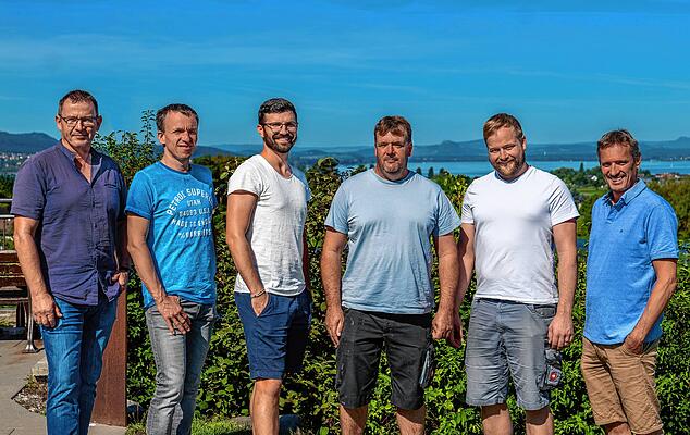Matthias Keller, Tobias Jörg, Maximilian Meissner, Clemens Blum, David Wehrle und Mathias Rückert sind die Inhaber der Reichenauer Gärtnersiedlung in Singen. Sie haben erst kürzlich in ein Biomasse-Heizwerk investiert um noch nachhaltiger zu werden.
