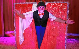 Auch er hat eine neue Nummer für den Mühlhofer Weihnachtscircus einstudiert: Clown Manolito.
