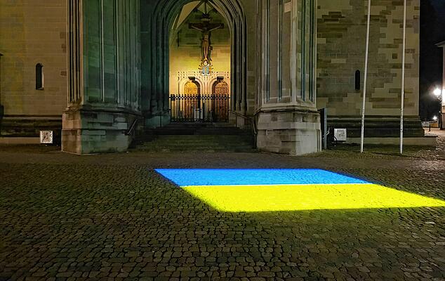 Um Solidarität mit den Menschen in der Ukraine zu zeigen, wird vor dem Konstanzer Münster die Ukrainische Flagge auf den Platz projiziert.