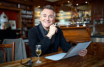 J&ouml;rg Kn&ouml;r hat sichtlich Spa&szlig; an seiner Arbeit &ndash; und m&ouml;chte auf der B&uuml;hne als Entertainer die alten Werte weiter hochhalten. Sein Ziel ist es, die Besucher emotional zu erreichen.