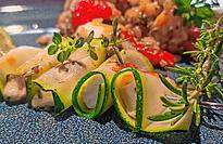 Feta-Zucchini-Spieße sind eine schöne Alternative für den Grillabend. Bild: Meike Hummel – AOK