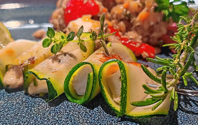 Feta-Zucchini-Spieße sind eine schöne Alternative für den Grillabend. Bild: Meike Hummel – AOK