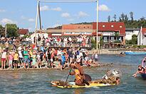 Ein Höhepunkt ist die Schrottregatta rund um den Info-Pavillon zum Unesco-Welterbe Prähistorische Pfahlbauten.