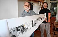 Die Festival-Initiatoren Katharina Gilmer und Andr&eacute; Heygster zeigen zwei der gestalteten B&uuml;cherrollen, die ausgestellt werden.