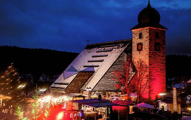 Der Wintermarkt in Schluchsee findet auf dem idyllischen Kirchplatz des Schwarzwaldortes statt.