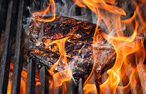 Und da ist das Steak schon schwarz. Viele Fleischliebhaber verwechseln ein Röstaromen mit Bitterstoffen, die beim Verbrennen entstehen.