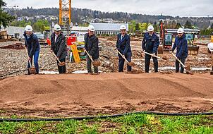 Gemeinsam anpacken: Marc Seeger (Bereichleiter Rohbau Schleith), Werner Wohner (Amtsleiter Gebäudemanagement), Hanspeter Schuler (Leiter Hauptamt), Oberbürgermeister Klaus Eberhardt, Feuerwehrkommandant Dietmar Müller und Architekt Sebastian Kittelberger griffen stellvertretend für die zahlreichen Mitwirkenden an dem Großprojekt Feuerwehrgerätehaus symbolisch zum Spaten.