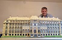 Das respektable Werk und sein Erbauern: Manfred Pulina baute Donaueschingens prominentestes Denkmal aus 16 000 Z&uuml;ndh&ouml;lzern nach.