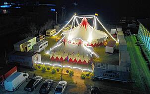 Der Mühlhofer Weihnachtscircus sieht auch bei Nacht eindrucksvoll aus.