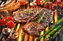 Wer Gäste zum Grillen eingeladen hat, muss sich sich gut überlegen was auf den Rost kommt.