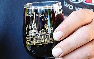 &bdquo;Da ist das Ding&ldquo;: Zum 40-Jährigen gibt&lsquo;s ein Glas mit goldener Schrift.