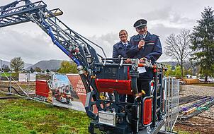 Hoch hinaus: Rheinfeldens Oberbürgermeister Klaus Eberhardt (links) und Feuerwehrkommandant Dietmar Müller begrüßten die zahlreichen Gäste zum Spatenstich des neuen Feuerwehrgerätehauses.