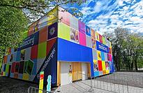 So sieht die neue Memory World im Ravensburger Spieleland von au&szlig;en aus. Innen wartet eine multimediale Fahrt durch verschiedene Welten und ein Kartenpaar-Suchspiel der besonderen Art.