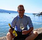 Die Marke Moser Seewein kommt nicht von ungefähr. Julian Moser wohnt direkt am Bodenseeufer, hier verkauft er auch Wein und fünf Meter über die Straße hat er seinen ersten Weinberg gepflanzt.