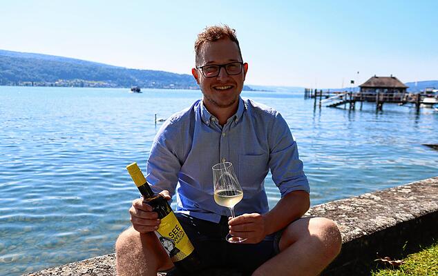 Die Marke Moser Seewein kommt nicht von ungefähr. Julian Moser wohnt direkt am Bodenseeufer, hier verkauft er auch Wein und fünf Meter über die Straße hat er seinen ersten Weinberg gepflanzt.