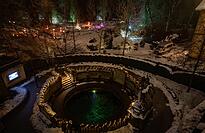 Die Donauquelle steht mit ihrem stimmungsvollen Ambiente im Mittelpunkt des Donaueschinger Adventsmarktes. Hier werden auch die ganzen Märchen zur Weihnacht- und Winterzeit erzählt.