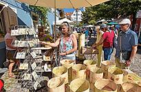 Der 32. Internationale T&ouml;pfermarkt lockt die Kunst- und Keramikbegeisterten in Scharen in die charmante H&uuml;finger Hinterstadt.