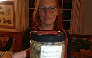 Ina Burkhardt mit ihrer handgemachten „Läberwurschd“. Bild: Christiane Keutner