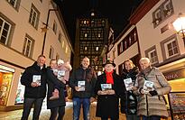 Die Familien Gebauer und Vogt-Gebauer veranstalten die D&ouml;bele-Messe. Wolfgang M&uuml;ller-Fehrenbach hat dem Volksfest in feinen, humoristischen Gedichten ein poetisches Denkmal gesetzt (von links): Heinz und Bettina Gebauer mit Tochter Hanna, Ralph Vogt, Wolfgang M&uuml;ller-Fehrenbach, Barbara Vogt-Gebauer und Senior-Chefin B&auml;rbel Gebauer.