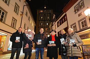Die Familien Gebauer und Vogt-Gebauer veranstalten die D&ouml;bele-Messe. Wolfgang M&uuml;ller-Fehrenbach hat dem Volksfest in feinen, humoristischen Gedichten ein poetisches Denkmal gesetzt (von links): Heinz und Bettina Gebauer mit Tochter Hanna, Ralph Vogt, Wolfgang M&uuml;ller-Fehrenbach, Barbara Vogt-Gebauer und Senior-Chefin B&auml;rbel Gebauer.