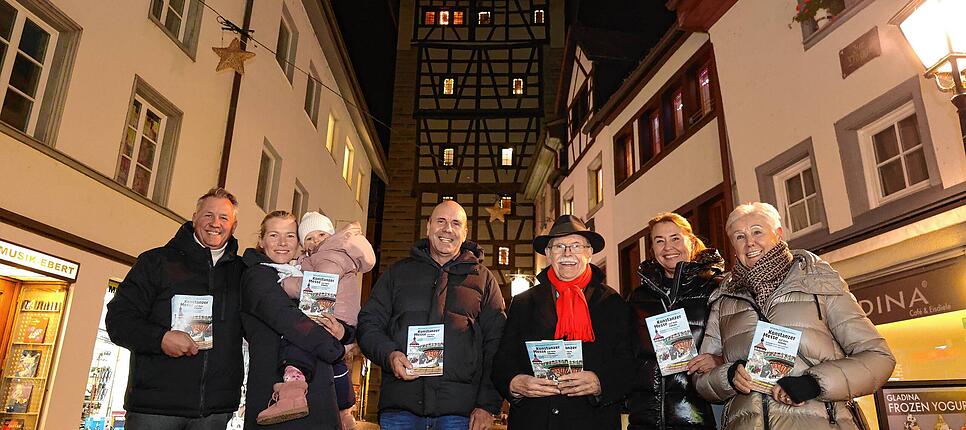 Die Familien Gebauer und Vogt-Gebauer veranstalten die D&ouml;bele-Messe. Wolfgang M&uuml;ller-Fehrenbach hat dem Volksfest in feinen, humoristischen Gedichten ein poetisches Denkmal gesetzt (von links): Heinz und Bettina Gebauer mit Tochter Hanna, Ralph Vogt, Wolfgang M&uuml;ller-Fehrenbach, Barbara Vogt-Gebauer und Senior-Chefin B&auml;rbel Gebauer.
