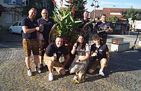 Mit einem Schluck Musikertr&ouml;pfle sto&szlig;en die Angeh&ouml;rigen des Musikvereins Dingelsdorf auf das kommende Herbstfest an. Mit dabei sind Andreas Renz (stehend von links), Klaus Messmer, Alexander Renz und Martin Mauz sowie Manfred Renz (kniend von links), Melanie Romer und Jannik Martin.