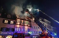 Am Dienstag, 11. April ist im Dachstuhl eines Wohn- und Gesch&auml;ftshauses an der Hofstatt in &Uuml;berlingen ein Feuer ausgebrochen. Neben der Drehleiter der Freiwilligen Feuerwehr &Uuml;berlingen (links) war auch die Drehleiter der Kameraden aus Uhldingen-M&uuml;hlhofen (rechts) im Einsatz. Bild: Stefan Hilser