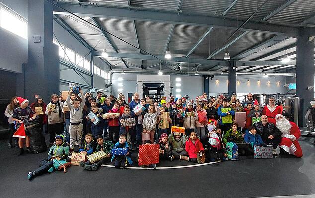 Viele leuchtende Kinderaugen gab es bei der Geschenke-Übergabe im Villinger Fitnessstudio Izumi.