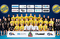 Mit diesem Team tritt die HSG in der 2. Handball-Bundesliga an. Hintere Reihe v.l.: Reha-Trainerin Cleo Oexle, Gesch&auml;ftsf&uuml;hrer Andr&eacute; Melchert, Mathieu Feny&ouml;, S&ouml;ren Fuhrmann, Nikita Pliuto, Lars Michelberger, Luca Schwormstede, Aron Czako, Michel Stotz, Mannschaftsarzt Dr. Tobias Payer, Physiotherapeut Tobias Eblen  Mittlere Reihe v.l.: Head Coach Vitor Baricelli, Gesch&auml;ftsf&uuml;hrer Christian Guttke, Co-Trainer Daniel Eblen, Christos Erifopoulos, Jonas Hadlich, Raivis Gorbunovs, Felix Spro&szlig;, Jo Knipp, Finn Klein, Xeno M&uuml;ller, Ruben Yerlikaya, Sven Iberl, Mannschaftsarzt Dr. Stephan Scholtes, Physiotherapeut Simon Hafner, Mannschaftsarzt Dr. Andreas Gild  Vordere Reihe v.l.: Torwart-Trainer Maximilian Wolf, Lukas K&ouml;der, Maxim Pliuto, Konstantin Pauli, Konstantin Poltrum, Tom G&ouml;res, Veit Schlafmann, Jens Koester, Betreuer Dr. Thomas Binninger.