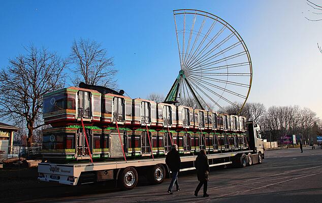 Letzte Woche wurde das Riesenrad für Wartungsarbeiten abgebaut.