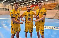 Nach dem Ausstieg der Rothaus-Brauerei sucht die HSG per Losverfahren einen neuen Hauptsponsor. Die Spieler Jo Knipp, Maxim Pliuto und Luca Schwormstede zeigen, wo der neue Sponsor auf dem Trikot zu sehen sein wird.