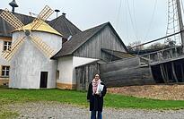 Corinna Vogt vor den Kulissen im Riederner Klostergarten. Die Vorsitzende des Theatervereins Zeitschleuse ist Autorin und Regisseurin des Freilichttheaters „ Die schwarze Rose“ und steht in der Rolle der Mutter von Heinrich Ernst Kromer auf der Bühne.