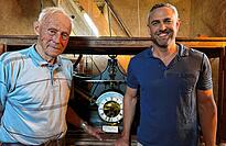 B&uuml;rgermeister Mike Biehler (rechts) dankt Fritz R&uuml;d f&uuml;r seinen Einsatz.