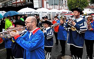 Fanfarenzüge eröffnen das Wollmatinger Dorffest.
