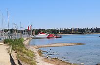 Die Fahrt von Katamaran Constanze endete an der Au&szlig;enmole statt im Hafen. Im Hintergrund ist das Molenh&auml;usle zu sehen, das die Hafeneinfahrt markiert.