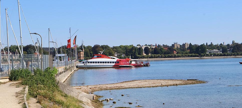 Die Fahrt von Katamaran Constanze endete an der Au&szlig;enmole statt im Hafen. Im Hintergrund ist das Molenh&auml;usle zu sehen, das die Hafeneinfahrt markiert.